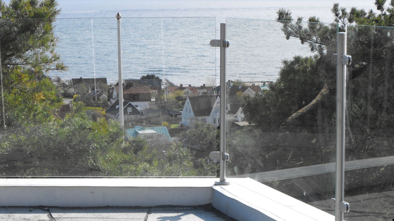 ¿Cómo mantener limpia tu barandilla de cristal?